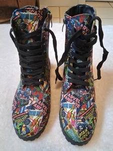Marvel Damen mehrfarbig Comics Druck Reißverschluss klassische Kampfstiefel Größe US 9 - Bild 1 von 16