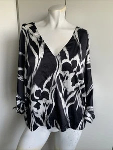 WHBM size XL black/white V-neck Batwing pullover blouse - Picture 1 of 5