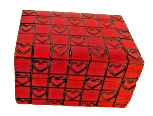 Caja de baratijas de madera roja pequeña artesanal vintage (SKU# 2611) - Imagen 1 de 4
