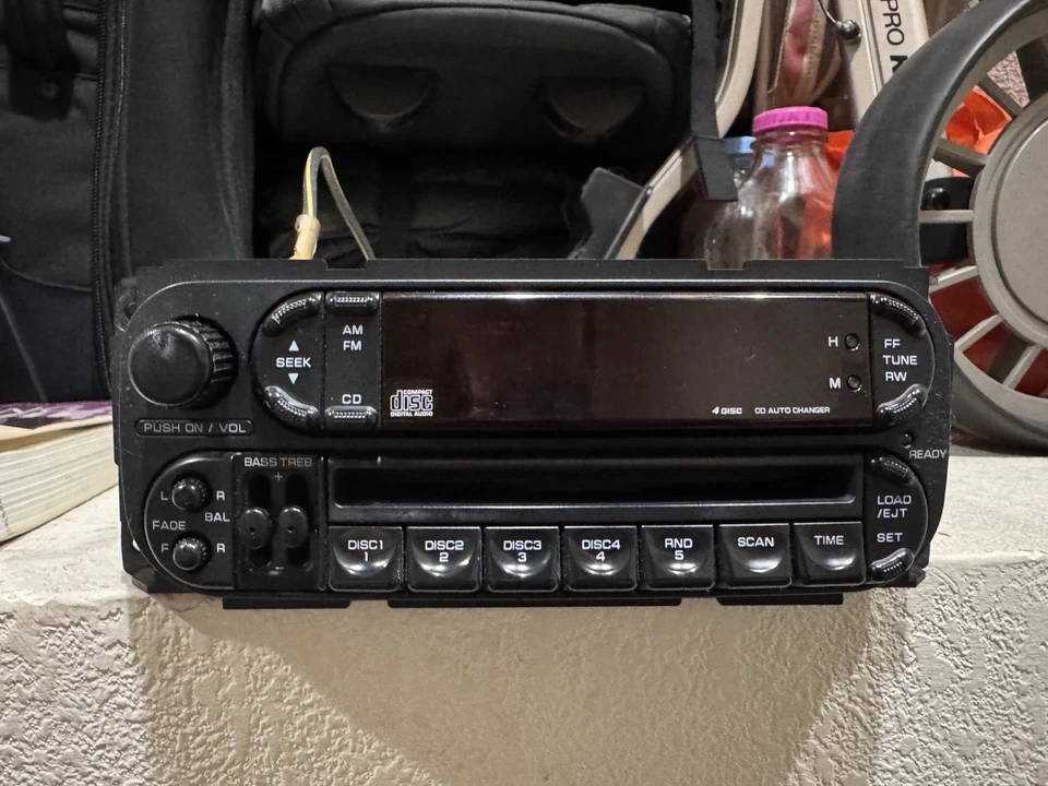 RADIO AM/FM/CD DODGE CHRYSLER STRATUS OEM MR459823 2001 2002 2003 2004 2005  Foto 1 de 4