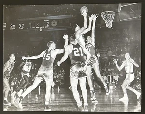 1957 Oversized Photo Type 1-Dolph Schayes Syracuse Nationals Scores vs Boston - Picture 1 of 2