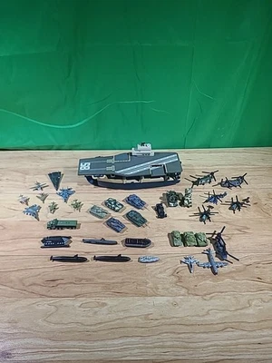 Lote Militar Vintage Micro Máquinas: Tanques, Heli, Submarinos, Jatos, Transportadores, Aviões - Imagem 1 de 4