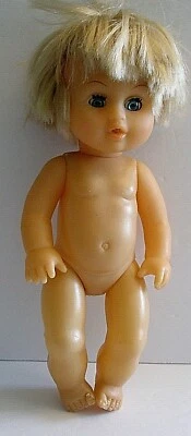 Muñeca bebé Uneeda mojada y bebida cabello rubio ojos azules ojo dormido 1996 CE Foto 1 de 4