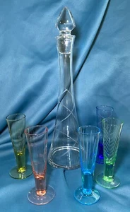 Set Bicchieri da Barware: Decanter Trasparente con 5 Bicchieri Colorati Incisi - Foto 1 di 11