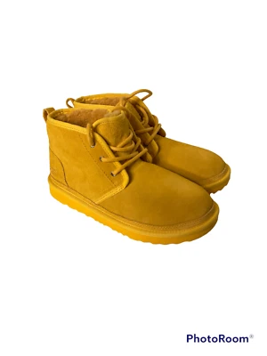 Bota UGG Big Kids Neumel Chukka II Amarela Tamanho 6 NOVA - Imagem 1 de 4