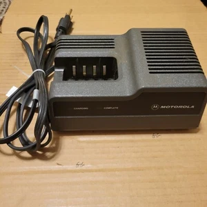 Motorola Battery Charger NTN4633c for MT1000 P200 HT600 BARELY USED - Picture 1 of 3