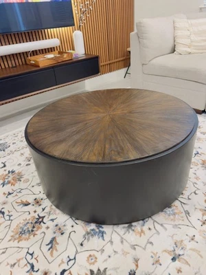 Mesa de centro redonda de Pottery Barn Foto 1 de 3
