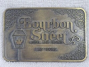 Hebilla de cinturón de latón Bourbon Street Las Vegas para hotel y casino vintage años 70 - Imagen 1 de 8