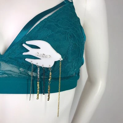 Broosh Bird Blanco Hecho a Mano con Accesorios Condiciones Buen Usado. Foto 1 de 4