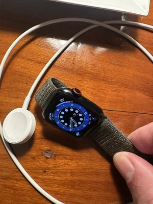 Apple Watch SE GPS + Cellular 40mm Cassa Alluminio Mezzanotte con Mezzanotte Spo - Immagine 1 di 4