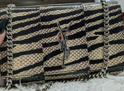 Bolso de hombro de cuero con estampado de cebra Saint Laurent Runway Foto 1 de 4