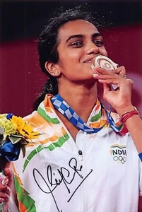 P. V. Sindhu - IND - Olympia 2020 - Badminton - Bronze - Foto sig. (1) - Picture 1 of 1