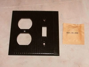 VINTAGE LEVITON BROWN BAKELITE OUTLET/1 SWITCH GANG COVER RIBBED ART DECO - Picture 1 of 2