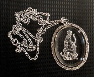 GODDESS DIANA Halskette Bogenschütze Jägerin HUND Vintage Reverse Geätztes Glas ANHÄNGER - Bild 1 von 1