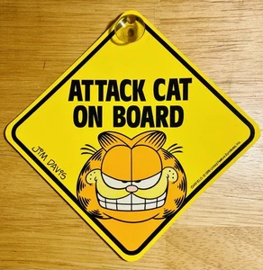 Letrero de ventana de coche vintage Garfield "ATTACK CAT ON BOARD" 1978 U.F.S. - Imagen 1 de 2