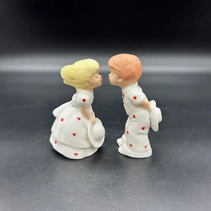 Estatuillas de colección de Schmid besando niño y niña amor pastel de boda topper - Imagen 1 de 6