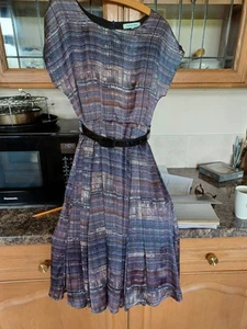 Dickinson & Jones Gr. 12 gemustertes Kleid mit Faltenrock, Gürtelschlaufen & Gürtel - Bild 1 von 6