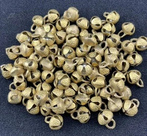 100+ STÜCK MESSINGBESCHICHTET BASTELN DEKORATIVE GLOCKEN 10 MM - Bild 1 von 1