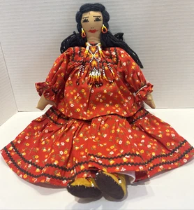Muñeca de tela roja hecha a mano nativa americana vintage con cuentas atribuida a G Serna - Imagen 1 de 5