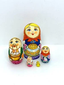 Muñeca familiar pueblo ucraniano anidador 5 piezas muñeca anidación pintada a mano - Imagen 1 de 4
