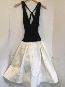 NUEVO CON ETIQUETAS BCBG MAXAZRIA Vestido Halter Negro Acanalado Susurro Blanco Tafetán Falda M $360 - Imagen 1 de 7