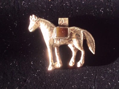 COLGANTE CABALLO JOYERÍA.. REVERSIBLE.GRABADO. PLATA EN UN LADO CABALLO EN EL OTH Foto 1 de 4
