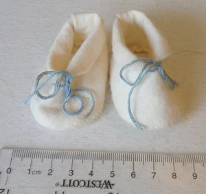 Zapatos de muñeca vintage hechos a mano de fieltro blancos 60 mm x 35 mm P7881 - Imagen 1 de 2