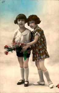 Niñas, infancia, vintage, Art Deco postal regalos tintados, 1930 circa, vintage - Imagen 1 de 2