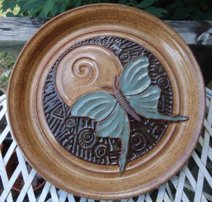 Plato de cerámica en relieve lunar polilla firmado 11,5" caprichoso arte de naturaleza terrosa - Imagen 1 de 11