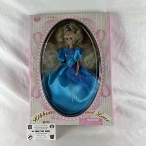 Muñeca Posable Totsy "Cintas y Encaje" en Caja Original - Imagen 1 de 8