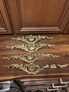 Juego de accesorios de mesa ornamentados decorativos Ormolu de bronce francés - Imagen 1 de 10