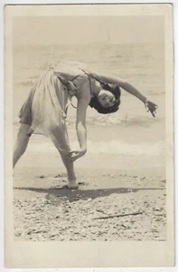 1920 Hermosa niña Mack Sennett, vestido transparente en la playa - Los Ángeles, California - Imagen 1 de 2