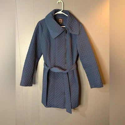 Abrigo acolchado Anne Klein azul marino con cinturón talla mediana Foto 1 de 4