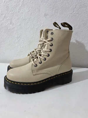 Botas plataforma de combate Dr. Doc Martens Jadon III cinza claro tamanho masculino 9 feminino 10 - Imagem 1 de 4
