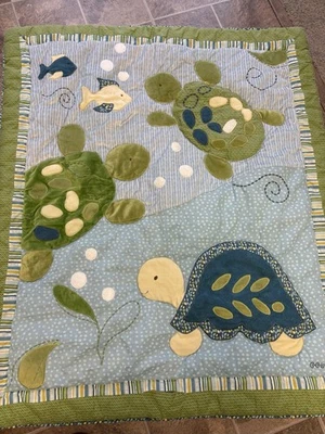 Juego de edredón de cuna CoCaLo Turtle Reef Foto 1 de 4