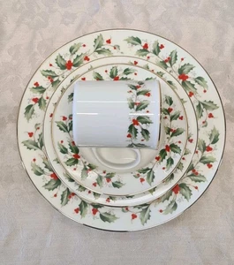 Christmas All The Trimmings Holliday set For 4 Persons Of 16 R.H. Macy - Picture 1 of 6