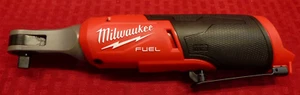 MILWAUKEE 2567-20 12V M12 COMBUSTIBLE 3/8” UNIDAD HERRAMIENTA DE TRINQUETE INALÁMBRICA SOLAMENTE - Imagen 1 de 7