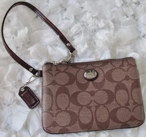BOLSO/CARTERA DE COLECCIÓN Y2K COACH SML LOGOTIPO ETIQUETA COLGANTE CREMALLERA MARRÓN/PÚRPURA - Imagen 1 de 4