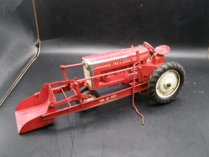 Vintage Tru-Scale Farm Tractor with Clip on Front End Loader - Picture 1 of 11