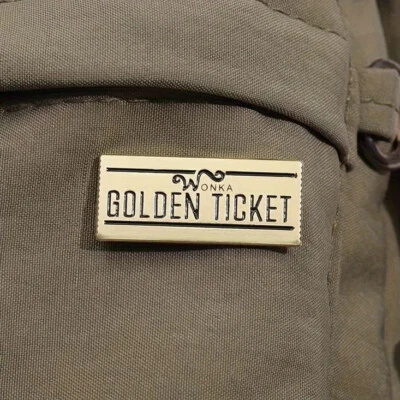 Charlie und die Schokoladenfabrik Wonka Golden Ticket Pin Anstecknadel Emaille