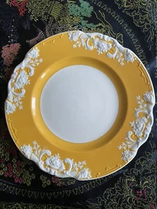 "Antiguo plato de cena de mayólica George Jones and Sons 9"" amarillo Marlborough" - Imagen 1 de 5