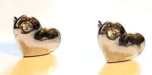 Pendientes pequeños con poste de corazón con diamantes de imitación, tachuelas de plata sp-10 - Imagen 1 de 4