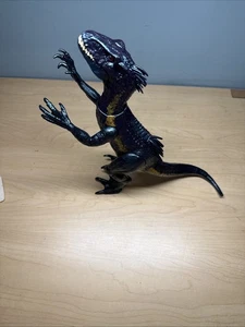 Modellino Jurassic World Track 'n Attack Indoraptor luci e suoni dinosauro - Foto 1 di 15
