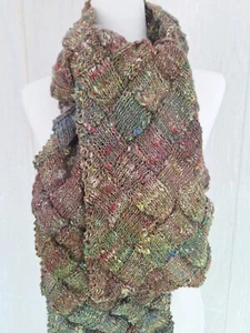 Handgestrickter Entrelac Schal mit passenden fingerlosen Handschuhen, Noro Garn - Bild 1 von 2