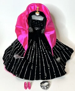 Vestido Formal Vintage *Barbie* 1998 Vacaciones Terciopelo Negro, Estola Rosa y Corona - Imagen 1 de 3