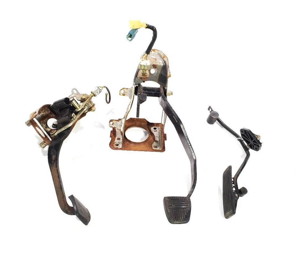 1983 Toyota Celica OEM conjunto manual de pedais com caixa - Imagem 1 de 4