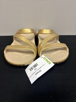 Sandálias Crocs Kadee II douradas metálicas femininas tamanho 8 sapatos slip on - Imagem 1 de 4