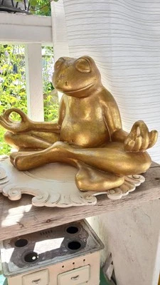 Estatua de Rana Pier 1 Acabado Dorado Meditación ZenYoga Cerámica Estatuilla RARA Jardín con Etiqueta Foto 1 de 4