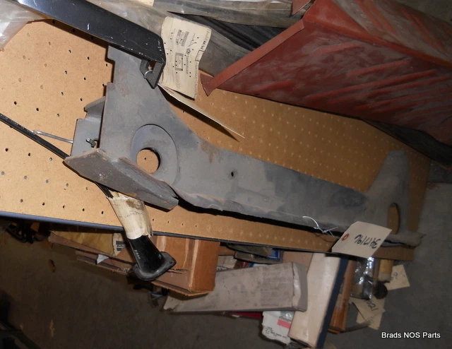 Nuevo de Lote Antiguo Mopar 1970-1972 Plymouth Fury Dodge Polara Chrysler NY 300 Delantero Crossmember Foto 1 de 1