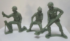 Vintage Tim-Mee Toys 4" & 5" Green Army Toy Soldiers Toy Figures Lot of 3 - Picture 1 of 13